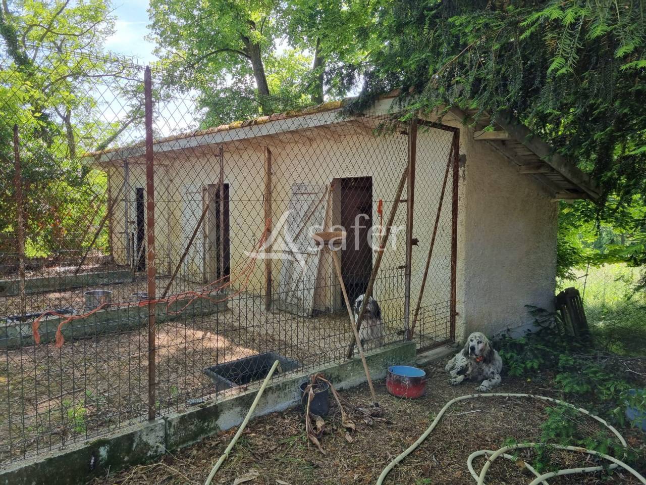 Maison d'habitation avec d&eacute;pendances sur 17 hectares - Proche T