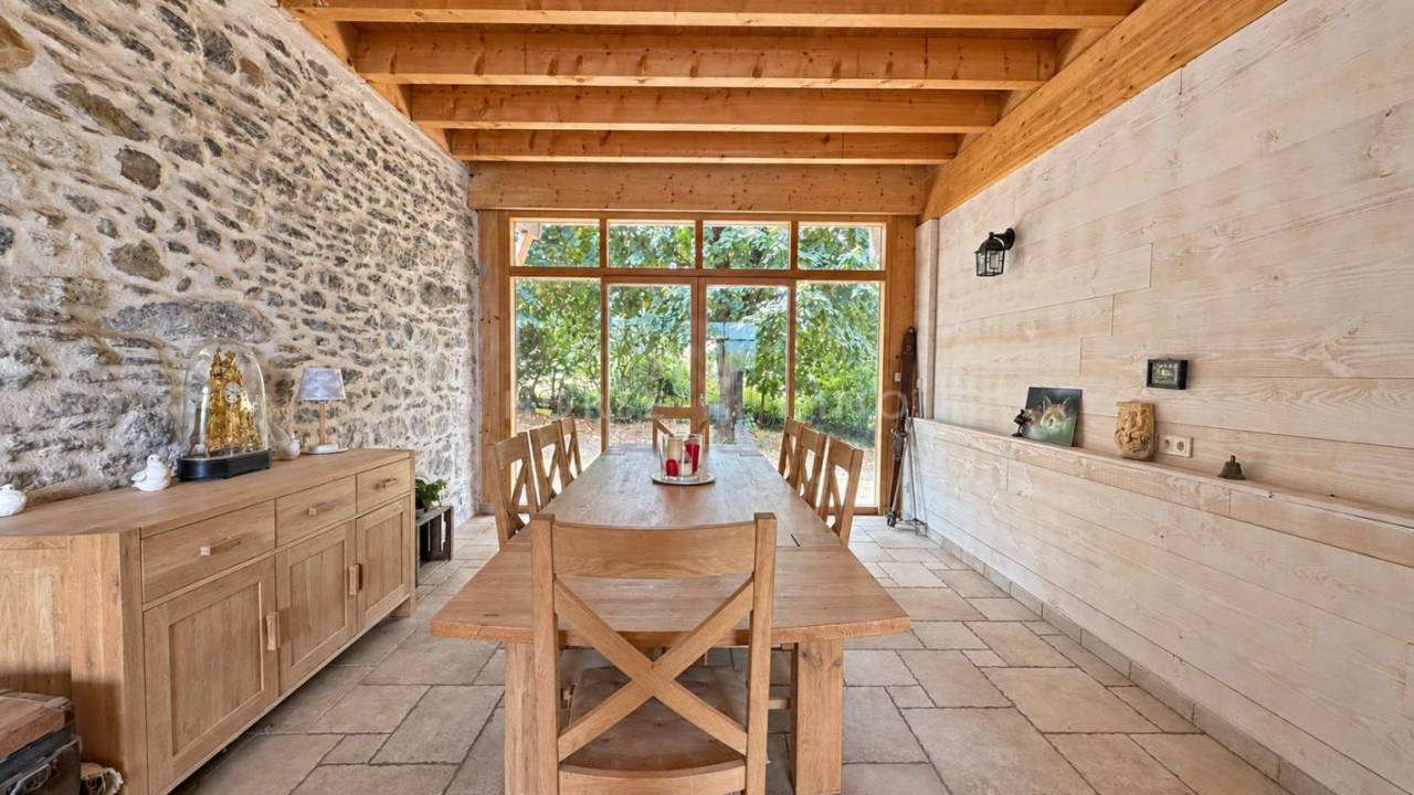 PROPRI&Eacute;T&Eacute; &Eacute;QUESTRE DE CARACT&Egrave;RE, TROIS LOGEMENTS ET CADRE VE