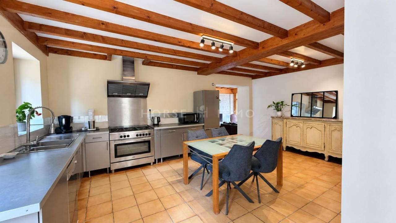 PROPRI&Eacute;T&Eacute; &Eacute;QUESTRE DE CARACT&Egrave;RE, TROIS LOGEMENTS ET CADRE VE