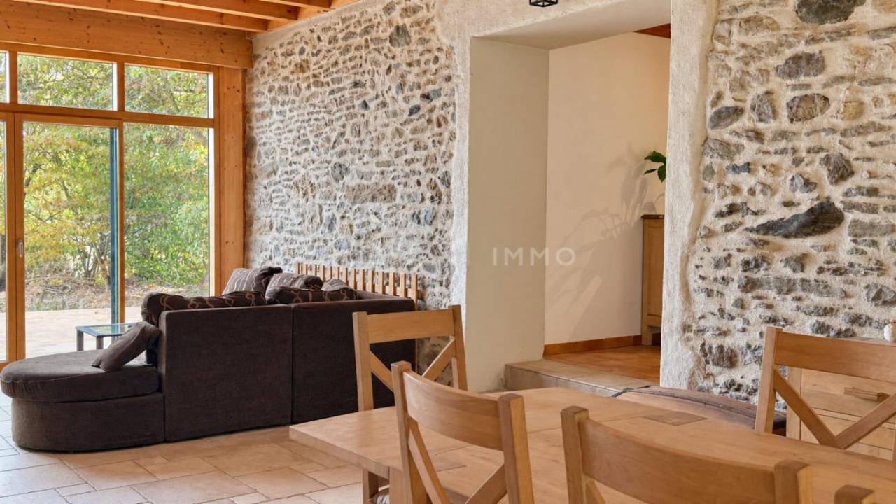 PROPRI&Eacute;T&Eacute; &Eacute;QUESTRE DE CARACT&Egrave;RE, TROIS LOGEMENTS ET CADRE VE