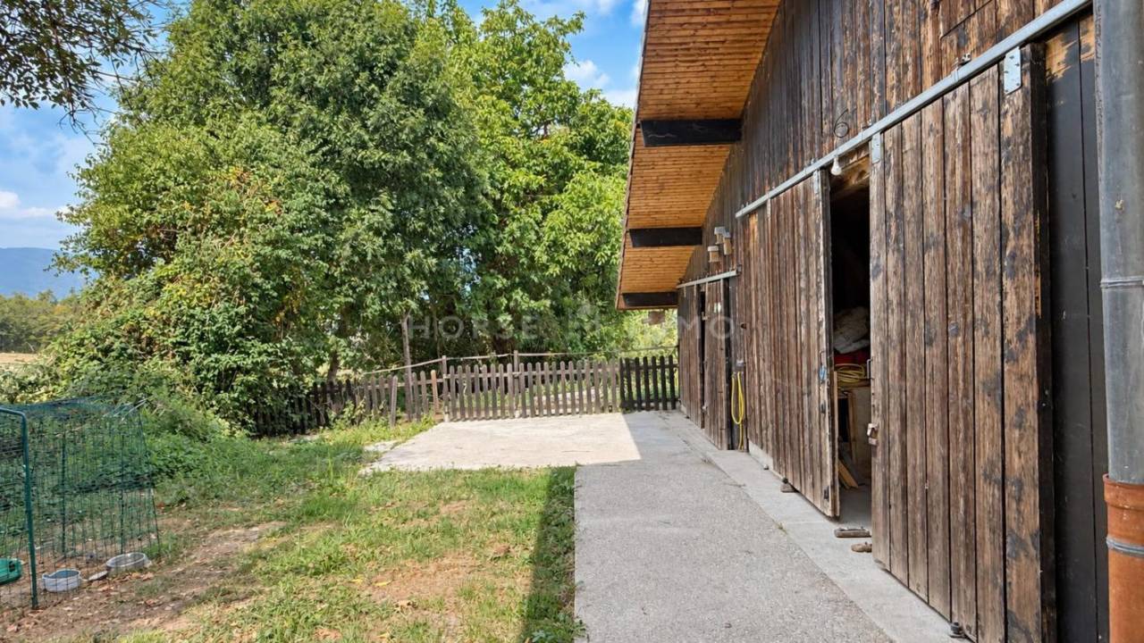 PROPRI&Eacute;T&Eacute; &Eacute;QUESTRE DE CARACT&Egrave;RE, TROIS LOGEMENTS ET CADRE VE