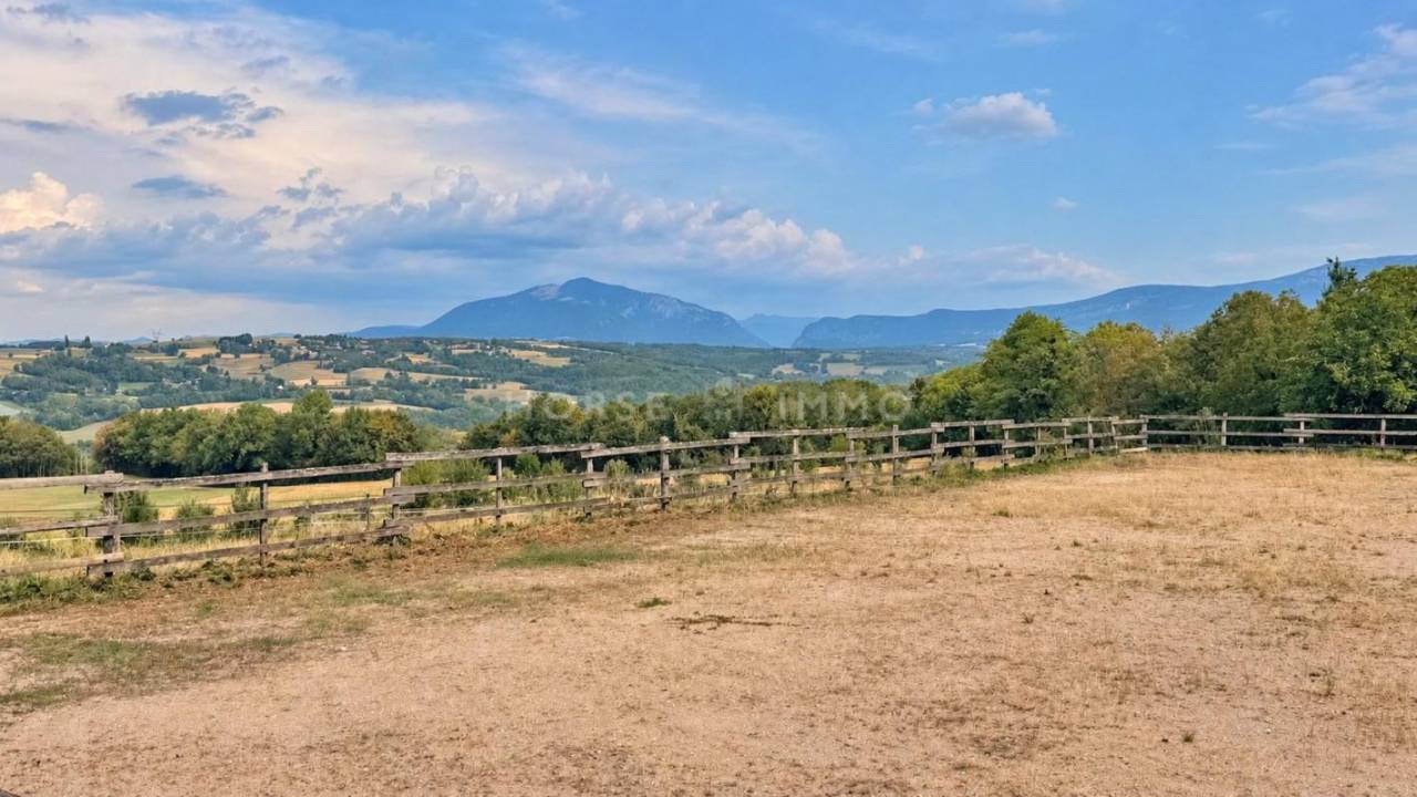 PROPRI&Eacute;T&Eacute; &Eacute;QUESTRE DE CARACT&Egrave;RE, TROIS LOGEMENTS ET CADRE VE