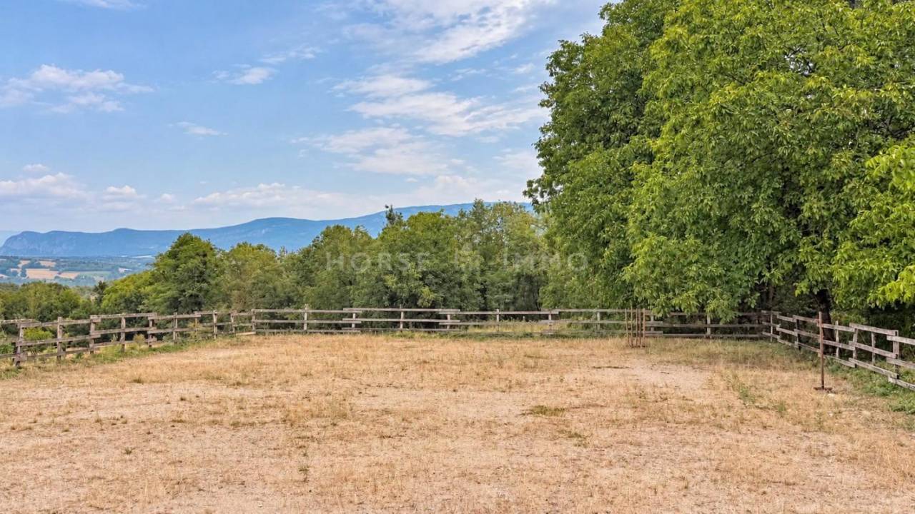 PROPRI&Eacute;T&Eacute; &Eacute;QUESTRE DE CARACT&Egrave;RE, TROIS LOGEMENTS ET CADRE VE