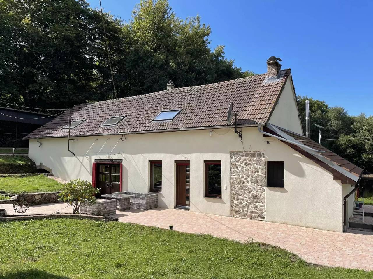 Ancien moulin r&eacute;nov&eacute; sur 5,7 ha &ndash; &eacute;curie 10 boxes &ndash; Mor