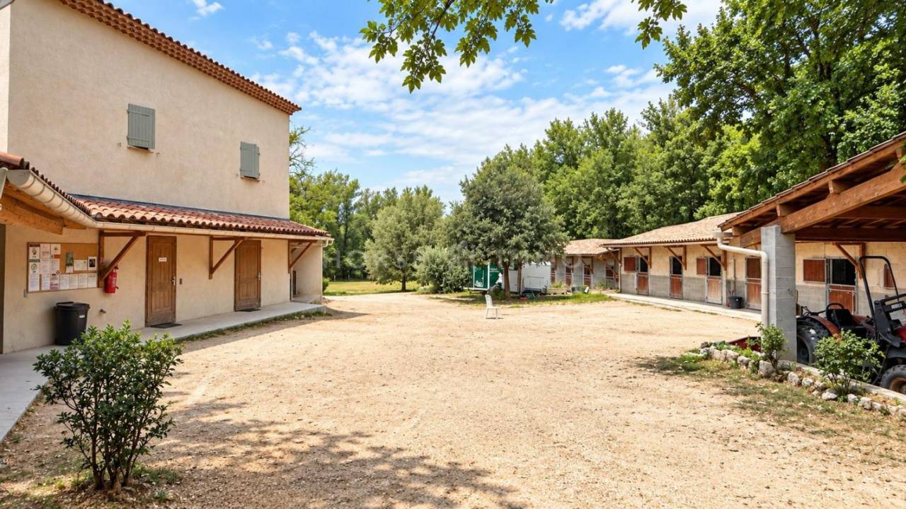 Luberon - DOMAINE &Eacute;QUESTRE SUR 12 HECTARES