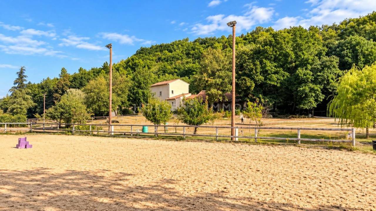 Luberon - DOMAINE &Eacute;QUESTRE SUR 12 HECTARES