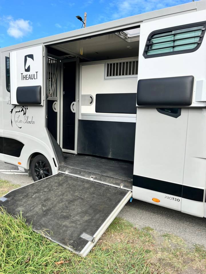 Camion Chevaux Th&eacute;ault Proton 5L &ndash; Configuration SWITCH