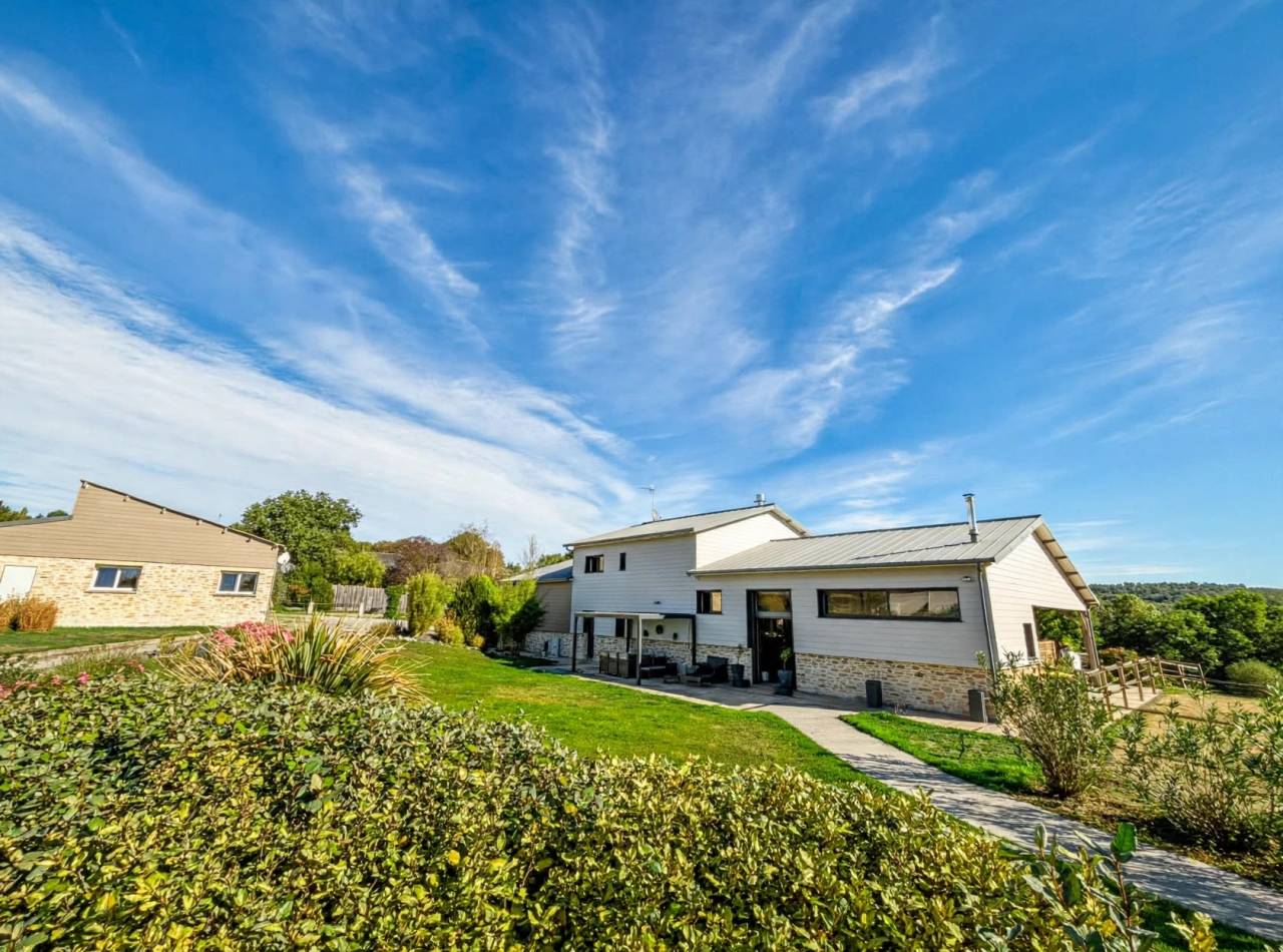 Maison 150 m&sup2; avec appartement T3 80 m&sup2;/ 5 box chevaux