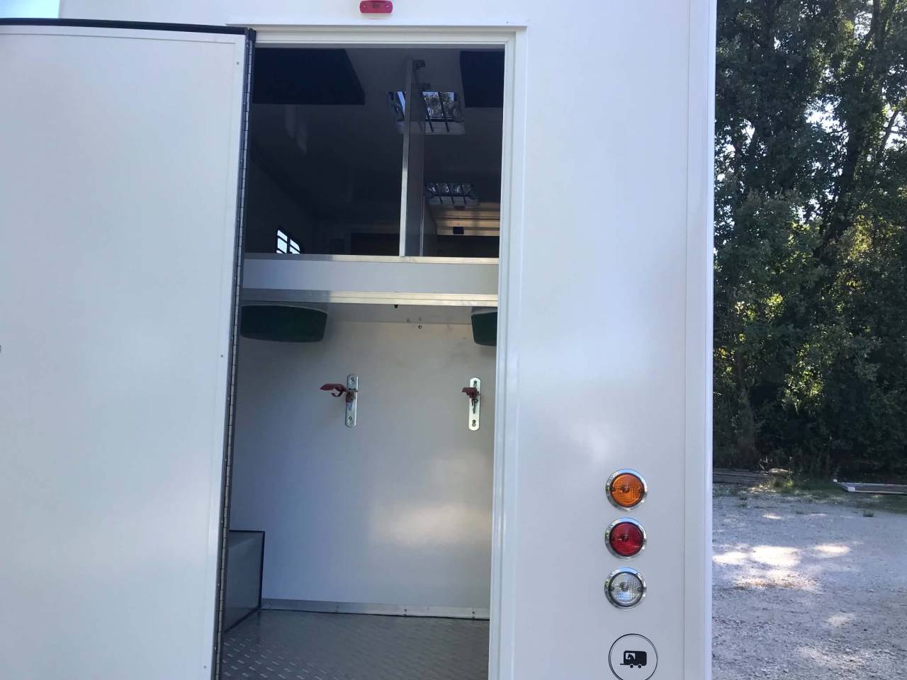 Camion chevaux carrosserie neuve