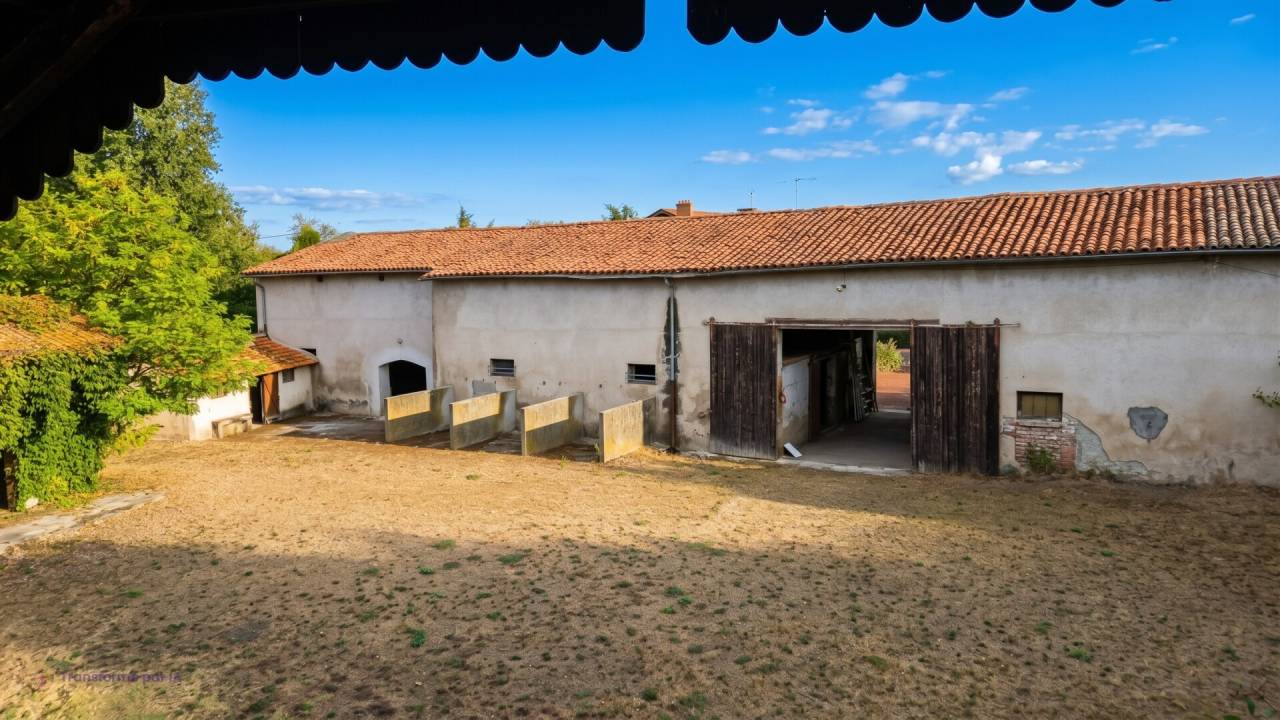 Propri&eacute;t&eacute; &eacute;questre -Chalain le Comtal (42) 1.6 hectares