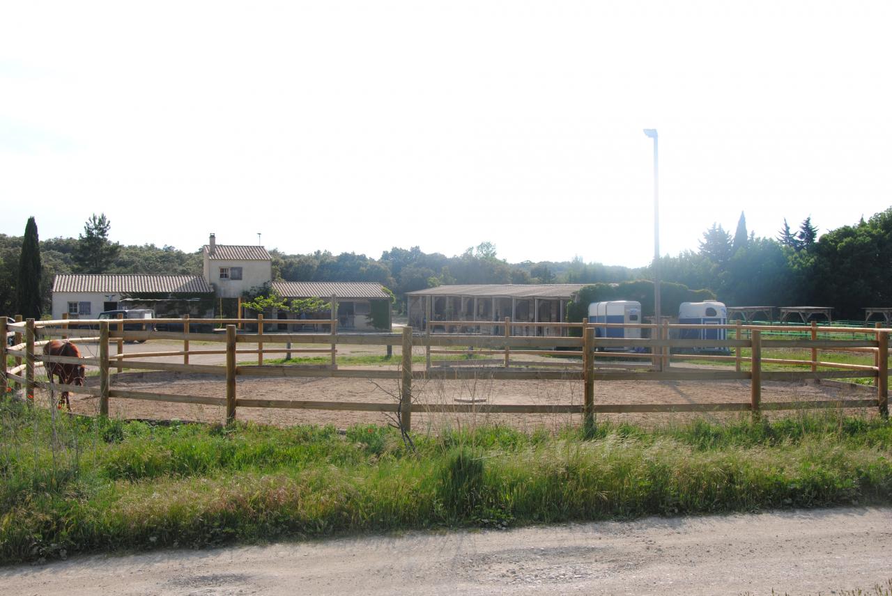 Ecurie de propri&eacute;taires &agrave; 10 mn du CV de N&icirc;mes 