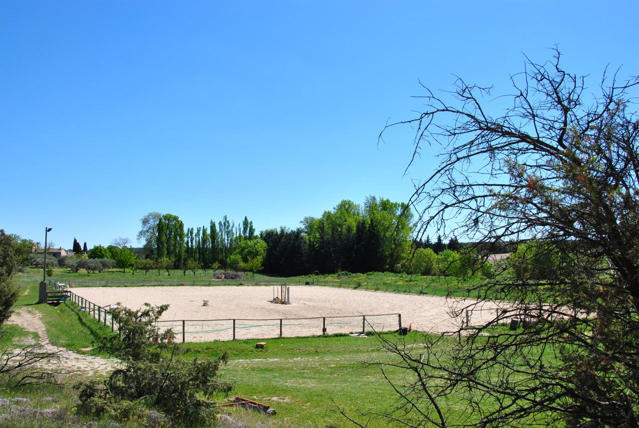 Ecurie de propri&eacute;taires &agrave; 10 mn du CV de N&icirc;mes 
