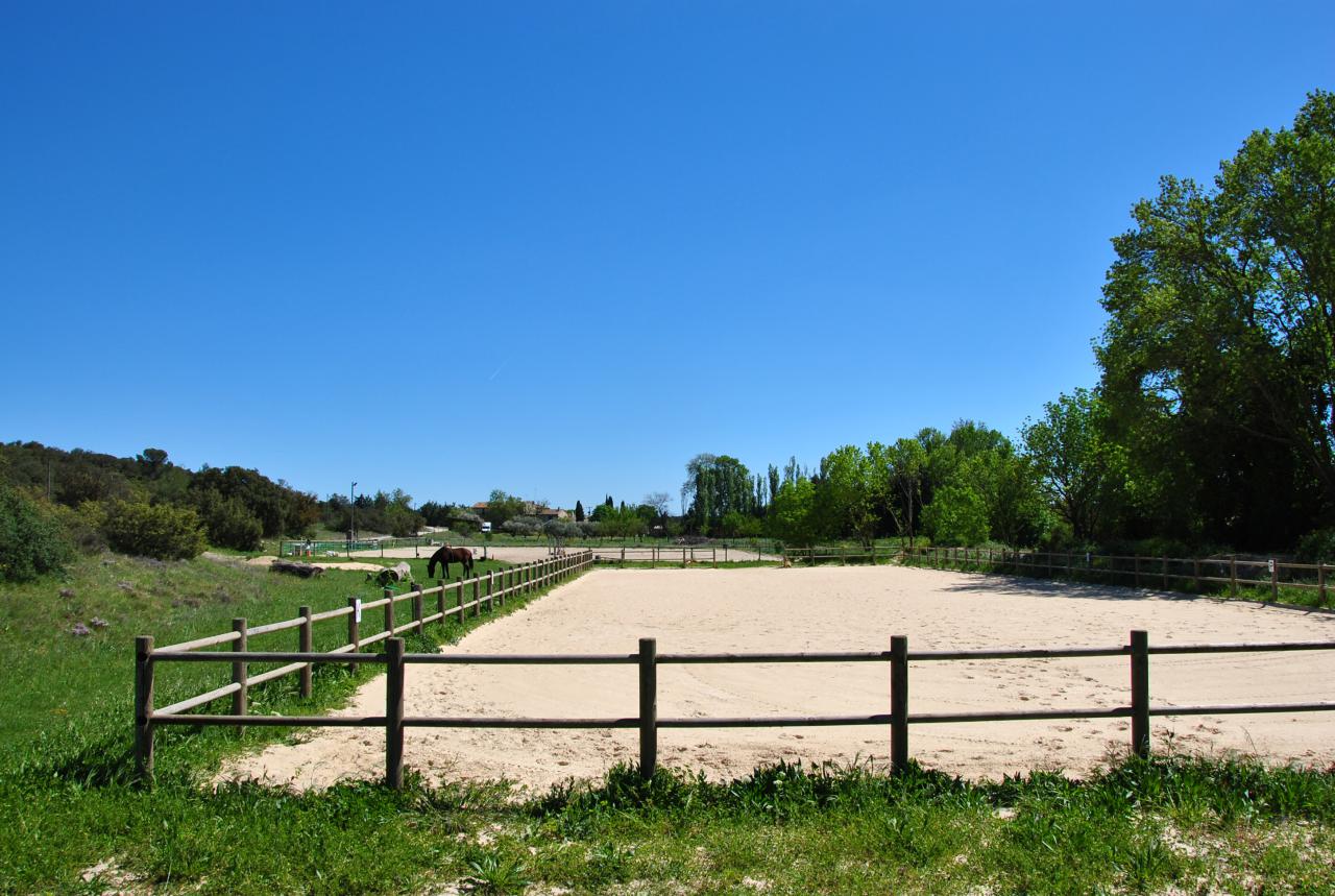 Ecurie de propri&eacute;taires &agrave; 10 mn du CV de N&icirc;mes 