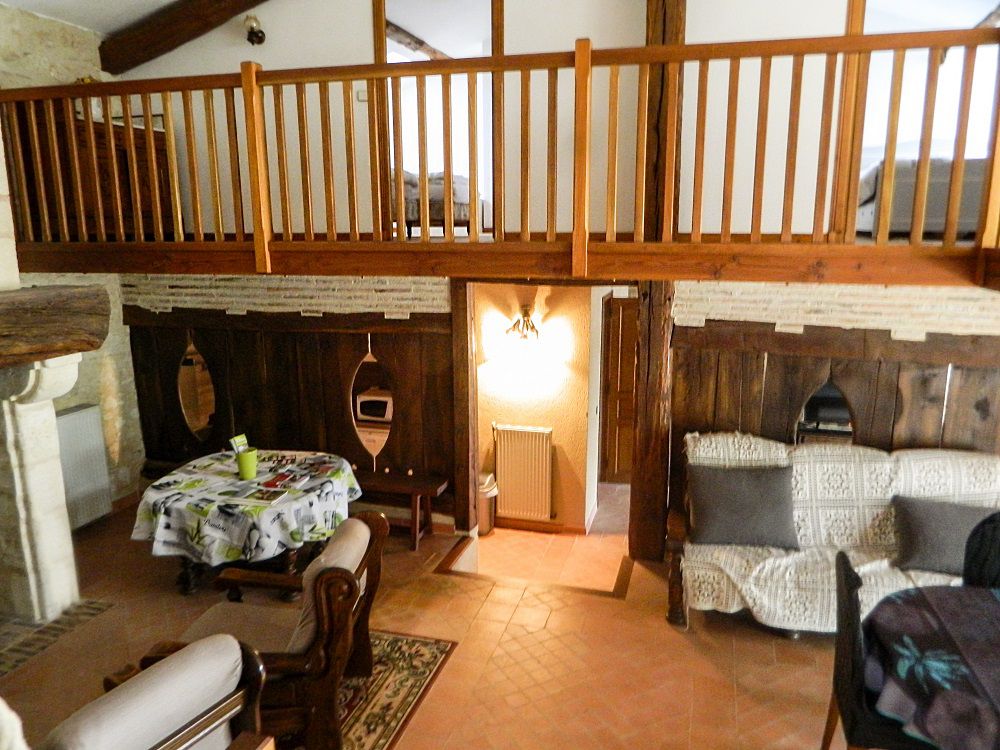 G&icirc;te P&eacute;rigord dans un &eacute;levage de Frisons