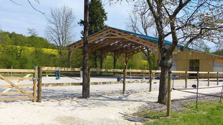 77 - Sainte Avoye-Ecurie propri&eacute;taires - 12 boxes