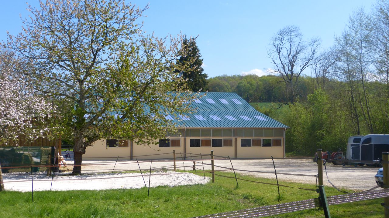 77 - Sainte Avoye-Ecurie propri&eacute;taires - 12 boxes