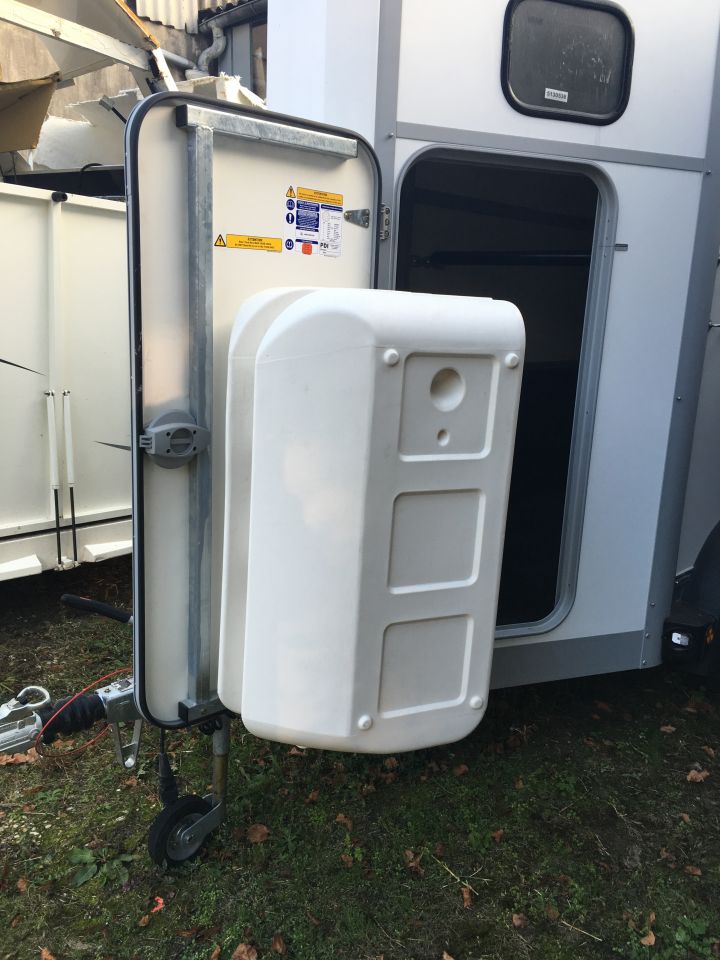 Sellerie sur porte Ifor Williams