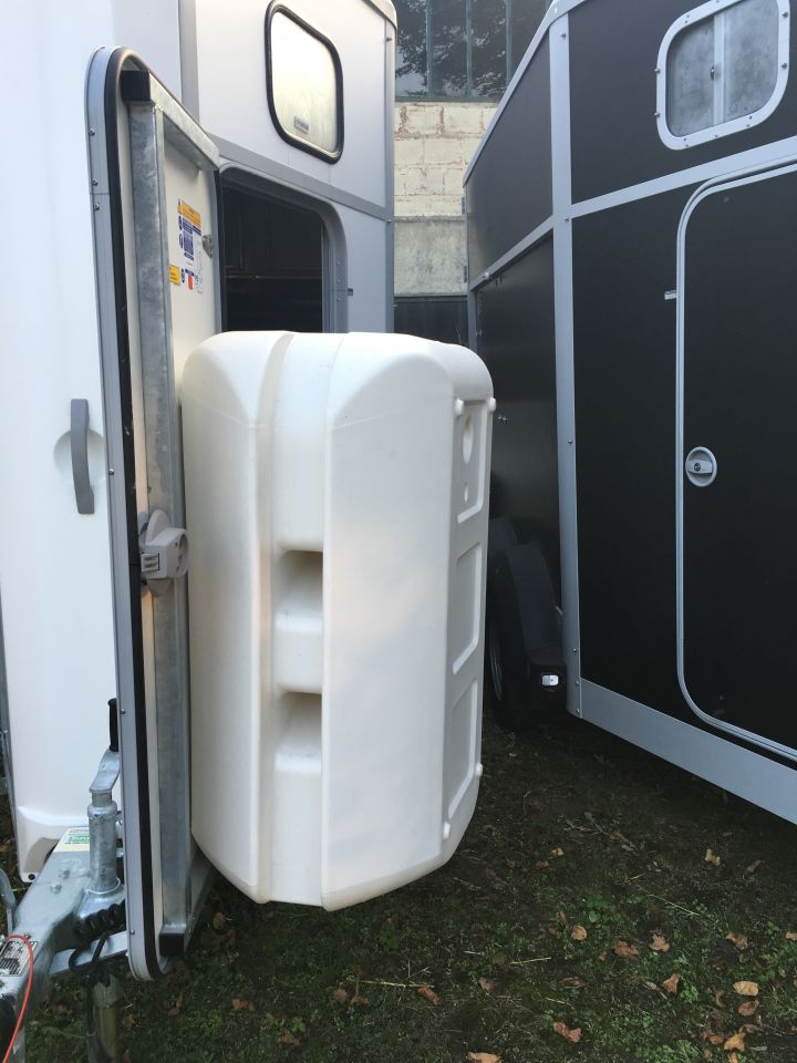 Sellerie sur porte Ifor Williams