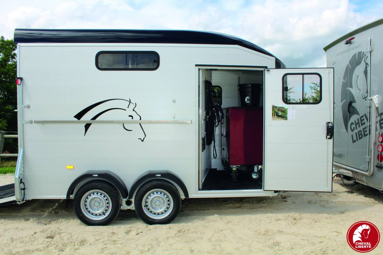 VAN CHEVAL LIBERTE NEUF - MULTIMAX - STALLE GRANDE SELLERIE AMOVIBLE - 2 PLACES