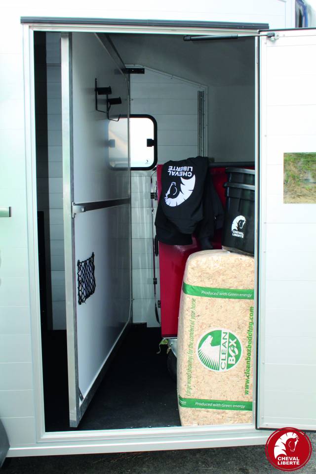 VAN CHEVAL LIBERTE NEUF - MULTIMAX - STALLE GRANDE SELLERIE AMOVIBLE - 2 PLACES