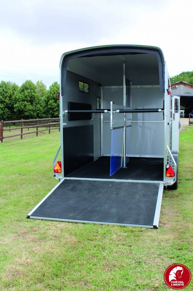 VAN CHEVAL LIBERTE NEUF - MULTIMAX - STALLE GRANDE SELLERIE AMOVIBLE - 2 PLACES
