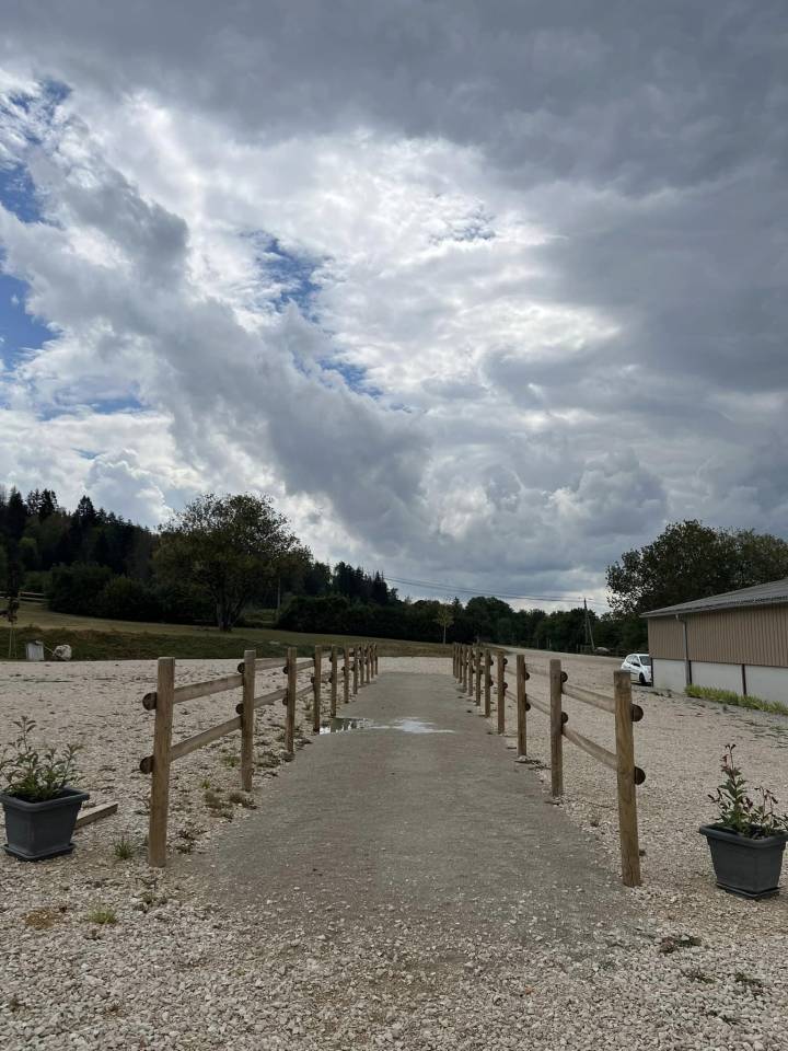 Pension chevaux - Ecurie Enon (39)