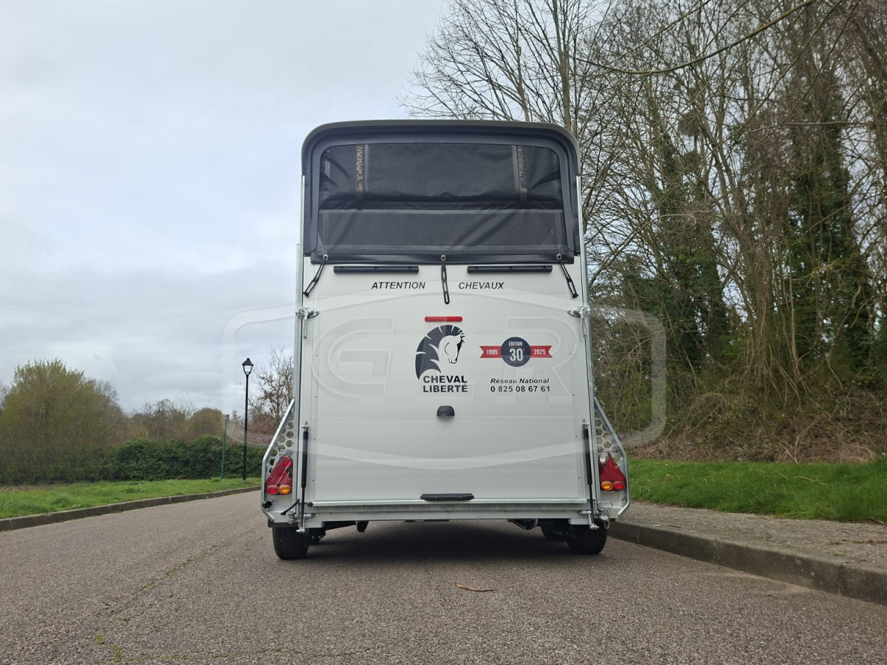 VAN CHEVAL LIBERTE NEUF &ndash; TOURING JUMPING LUXE GRANDE SELLERIE &ndash; 2 PLACES