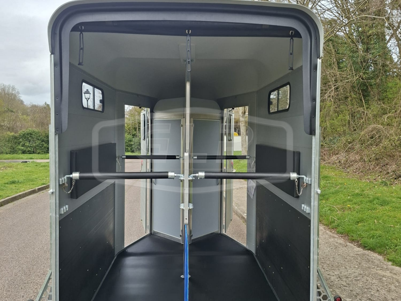 VAN CHEVAL LIBERTE NEUF &ndash; TOURING JUMPING LUXE GRANDE SELLERIE &ndash; 2 PLACES