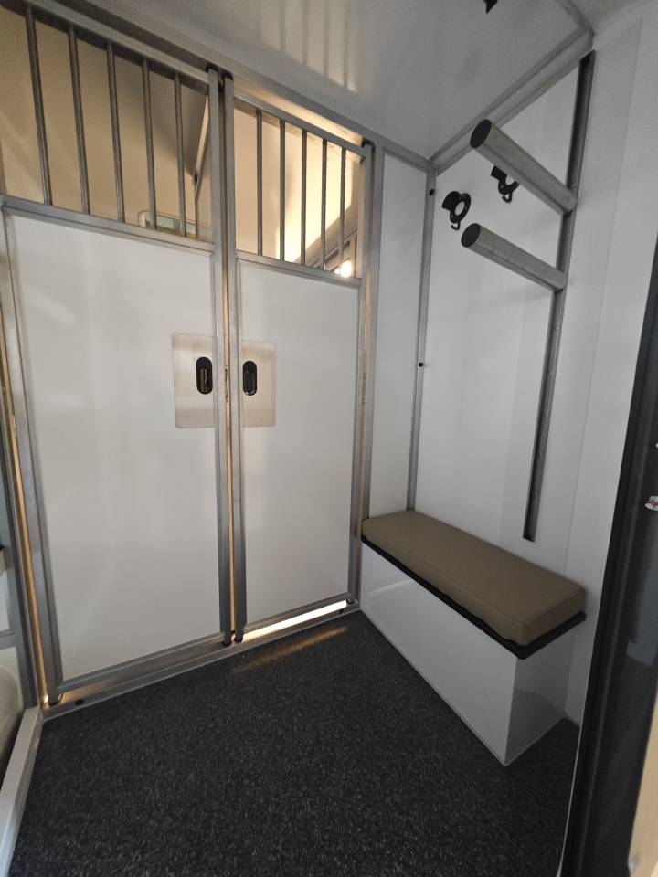 Camion VL 2 chevaux Krismar 3 places assises stalles