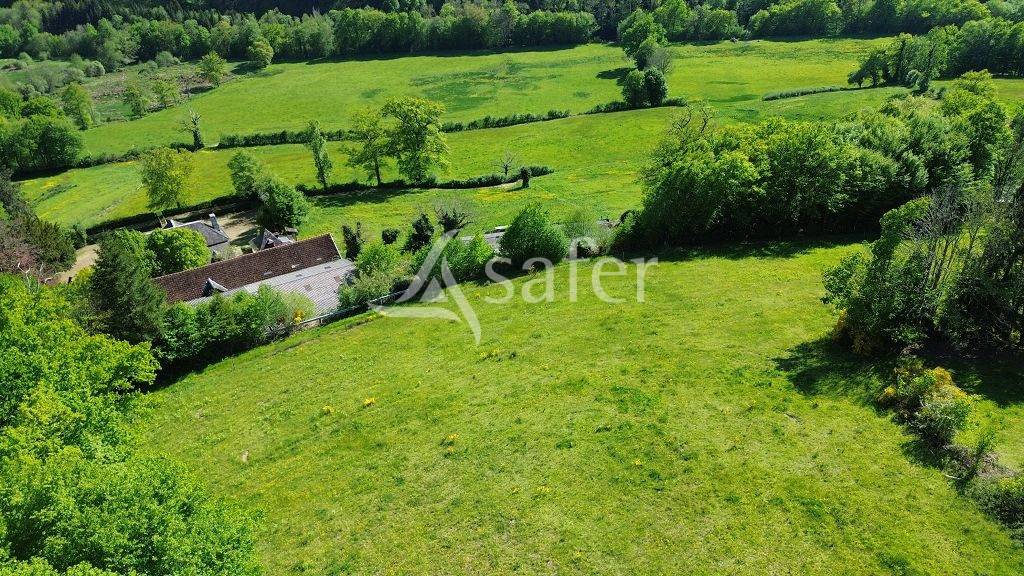 Domaine de 58 ha avec son b&acirc;ti de caract&egrave;re, &agrave; 1h30 de Clermo