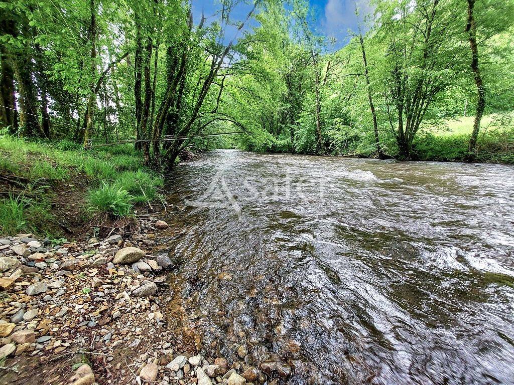 Domaine de 58 ha avec son b&acirc;ti de caract&egrave;re, &agrave; 1h30 de Clermo