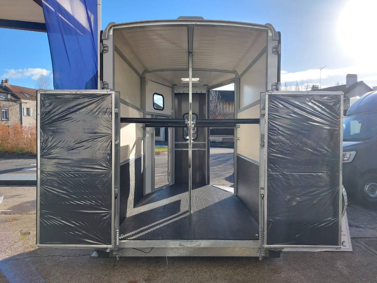 VAN IFOR WILLIAMS NEUF  – HB 506 PONT PORTE ARRIERE   – 2 PLACES