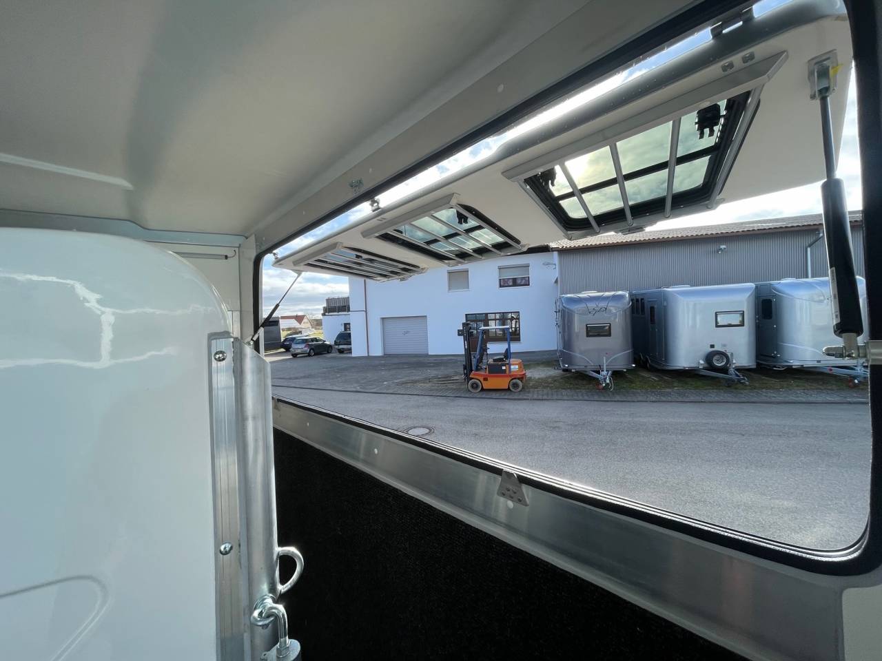 REMORQUE ANKA 3 CHEVAUX & SELLERIE