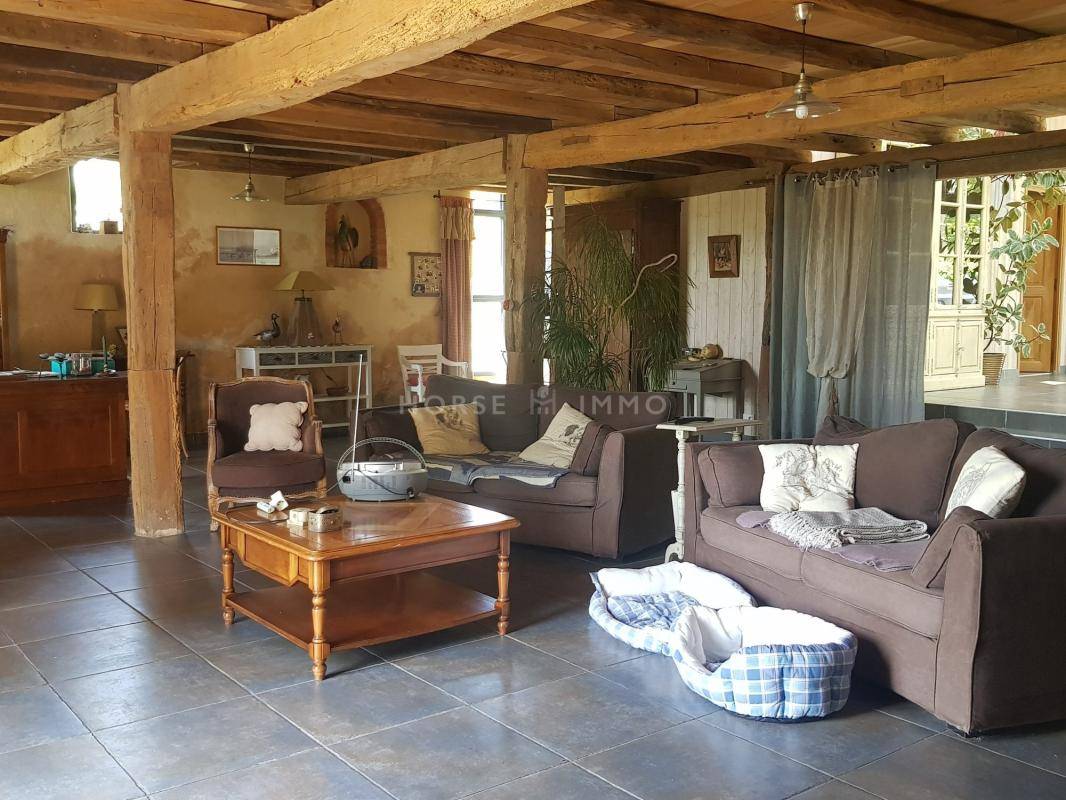 PROPRI&Eacute;T&Eacute; DE CARACT&Egrave;RE DE 9 HECTARES - DEUX HABITATIONS