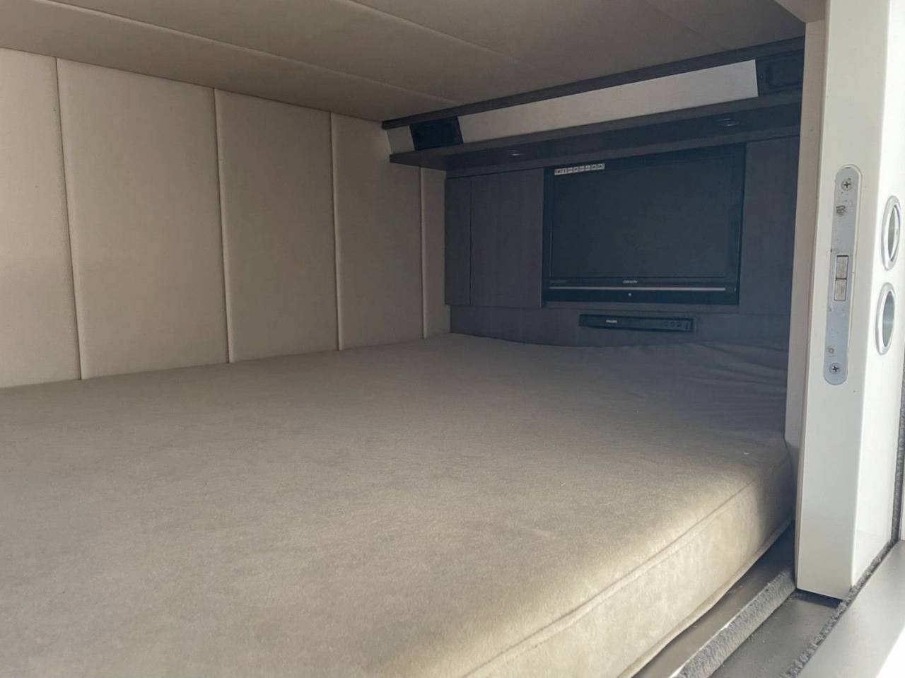 IVECO STRALIS 360 STX POP OUT GROOM LIVING