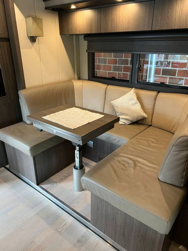 IVECO STRALIS 360 STX POP OUT GROOM LIVING