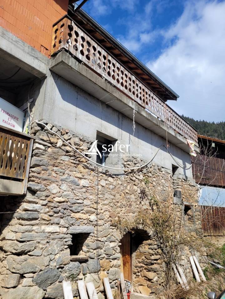 Ferme sur les hauteurs de Mo&ucirc;tiers