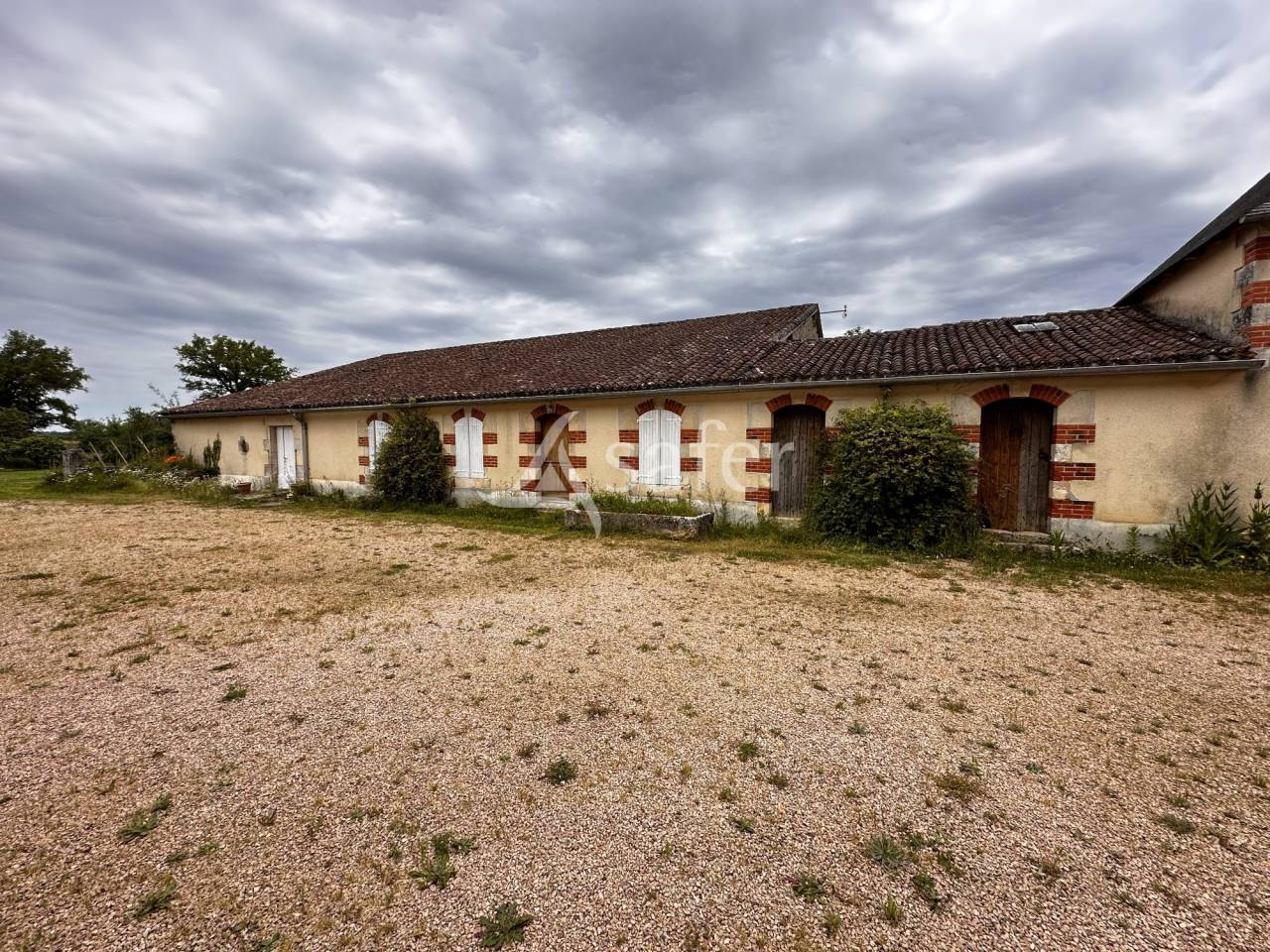 Propri&eacute;t&eacute; de caract&egrave;re avec g&icirc;tes et 125 hectares