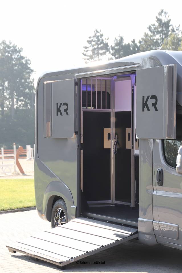 Camion 2 chevaux Krismar 3 places assises stalles