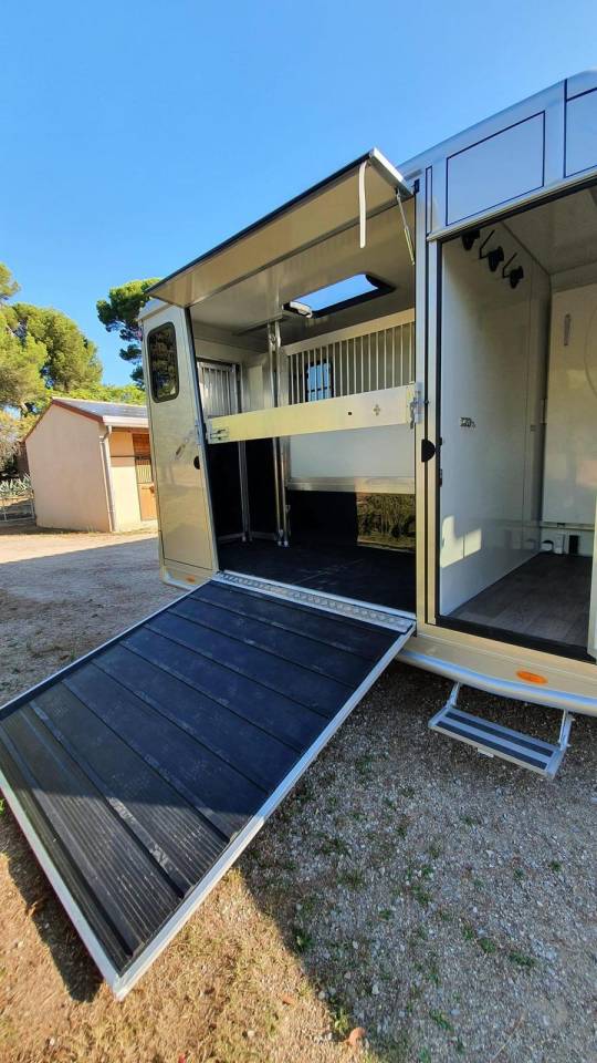 van chevaux groom avec lit en  alu en stalles 2.7 to