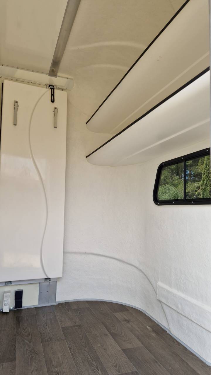 van chevaux groom avec lit en  alu en stalles 2.7 to