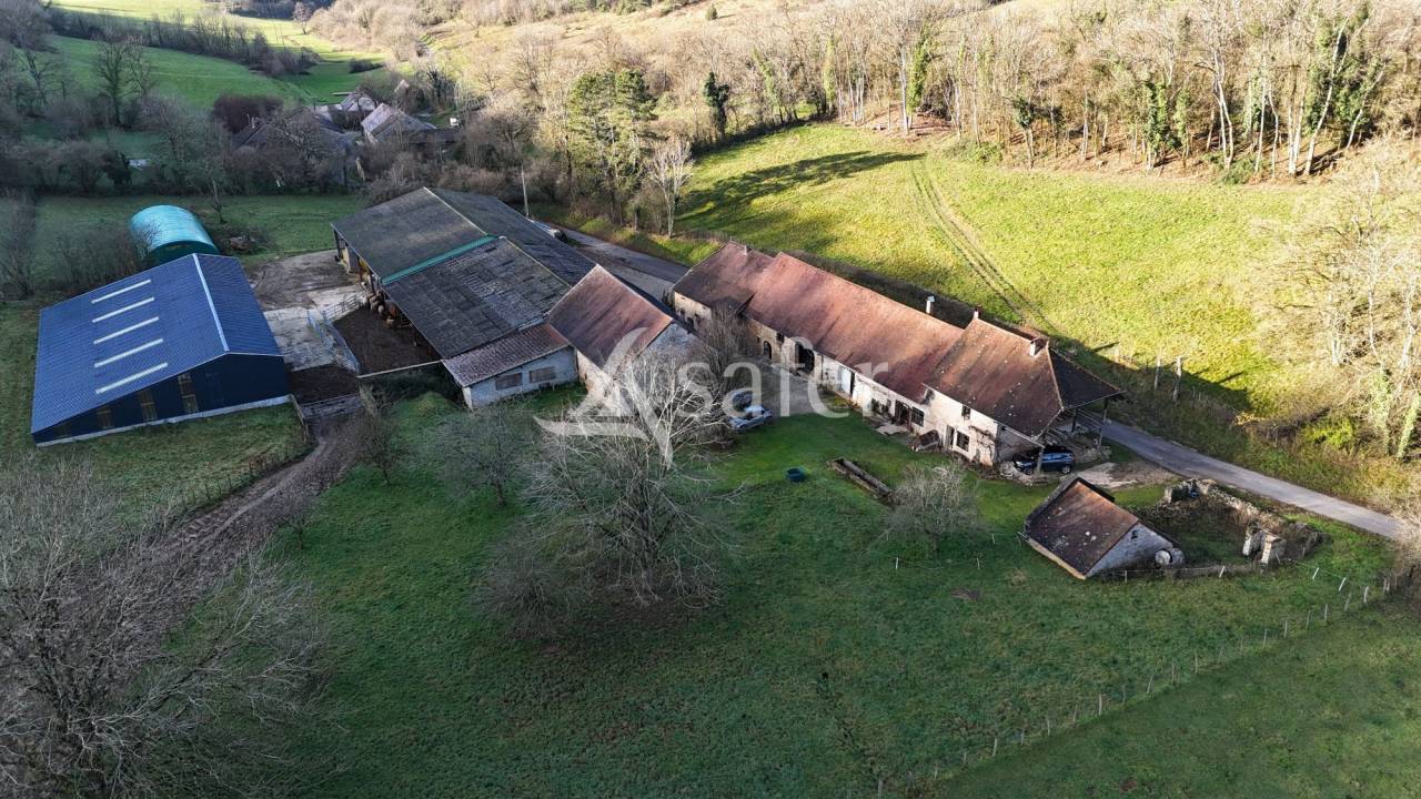 PROPRIETE HISTORIQUE EN PIERRE 44 hectares