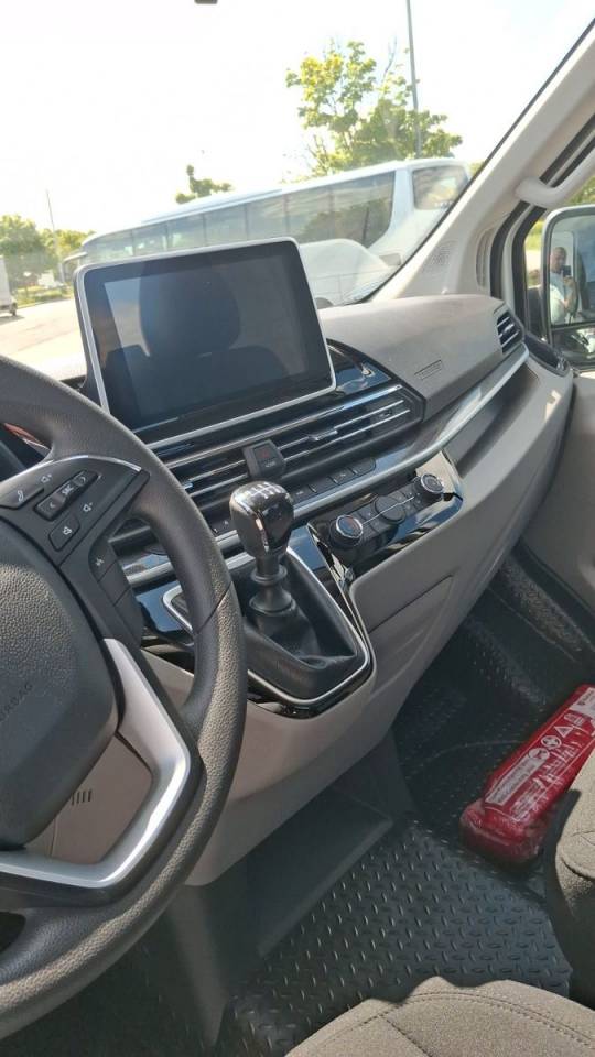 MAXUS DELIVER 9 LUXURY MSG STALLION LIGHT