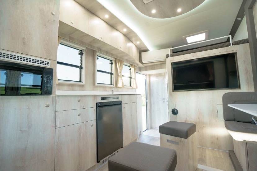 MAN TGM 18.320 HTI POP OUT 6 HORSES