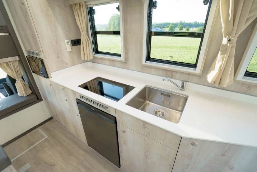 MAN TGM 18.320 HTI POP OUT 6 HORSES