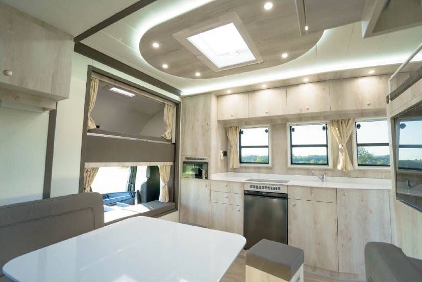 MAN TGM 18.320 HTI POP OUT 6 HORSES