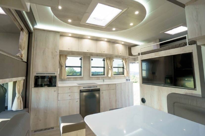 MAN TGM 18.320 HTI POP OUT 6 HORSES