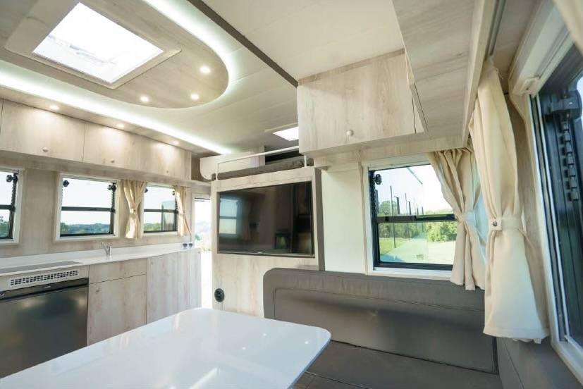 MAN TGM 18.320 HTI POP OUT 6 HORSES