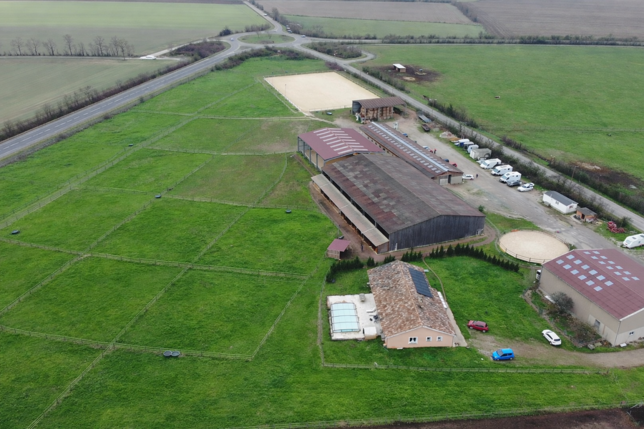 ETABLISSEMENT EQUESTRE EN ACTIVITE - AUX PORTES DE LYON