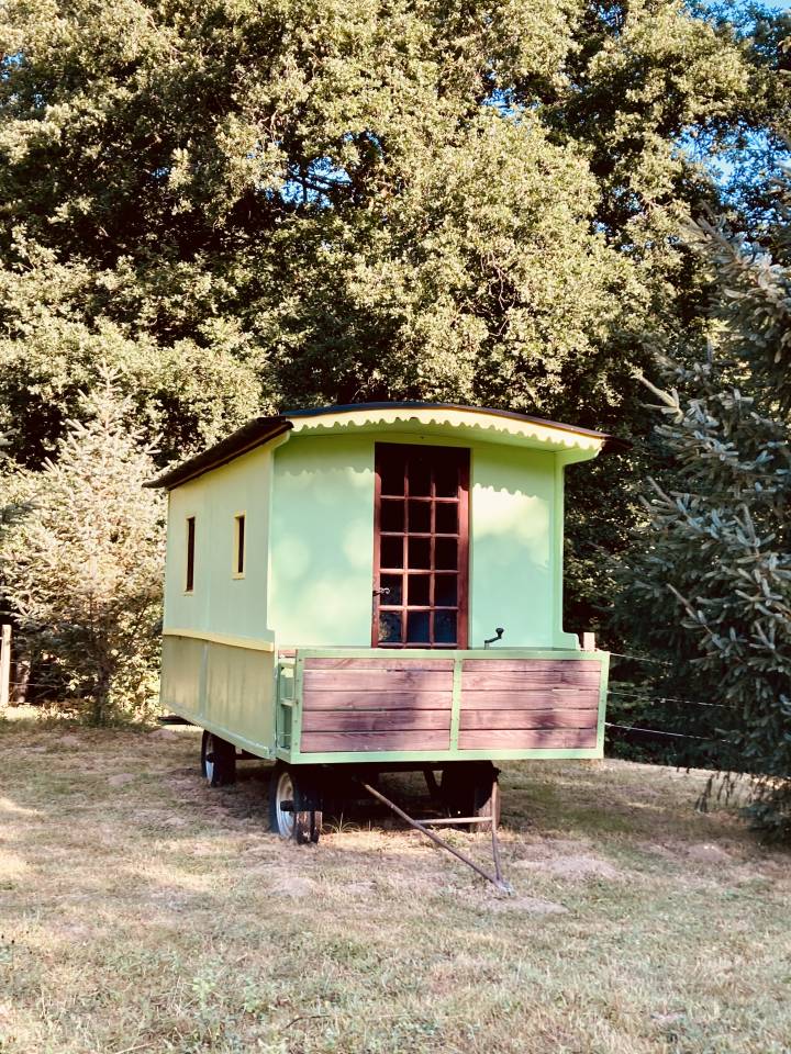 Roulotte de Bonaret - en bord de rivière et au pied du Château de Chalucet
